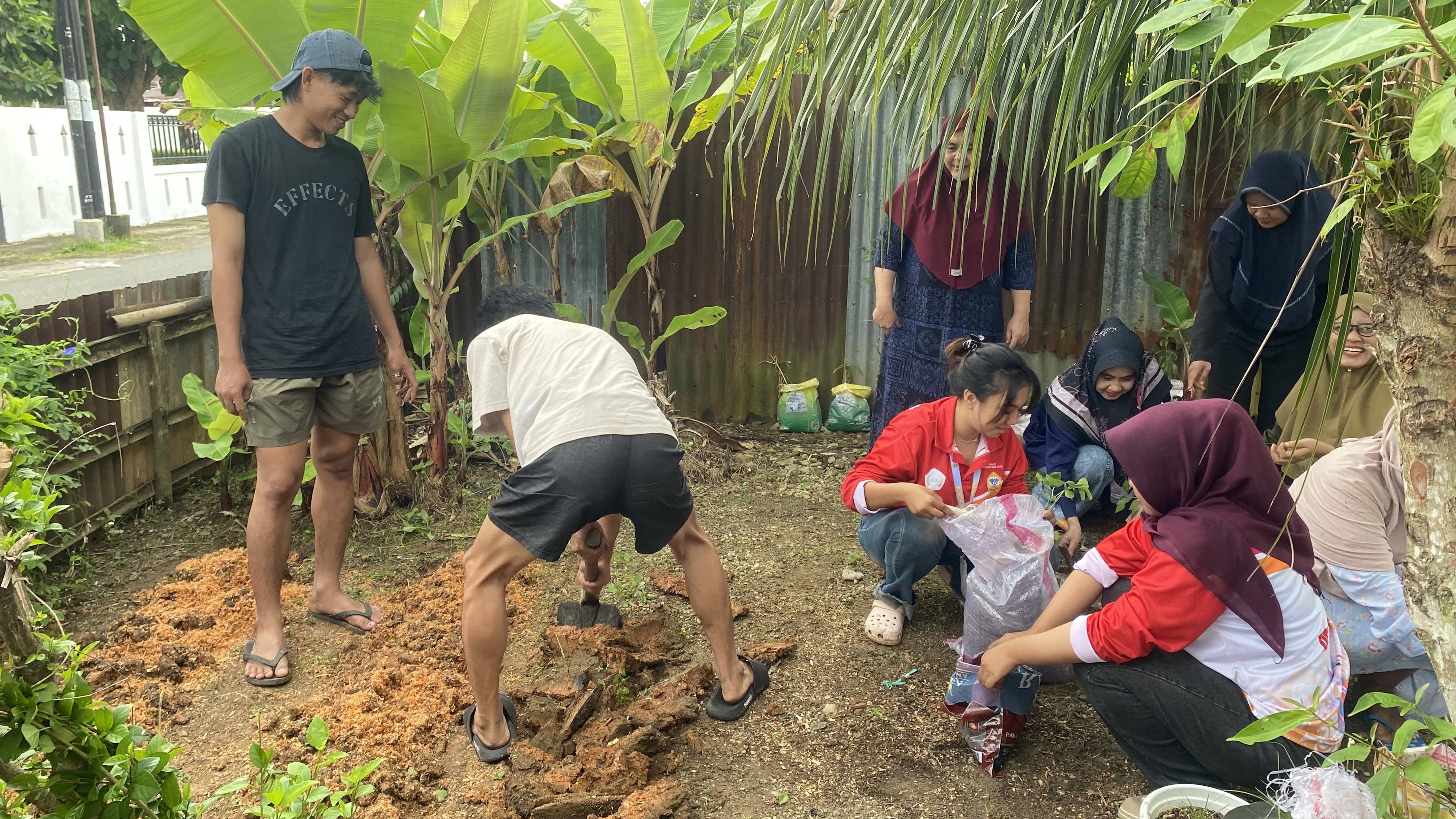 DOKUMENTASI KEGIATAN MENANAM TANAMAN